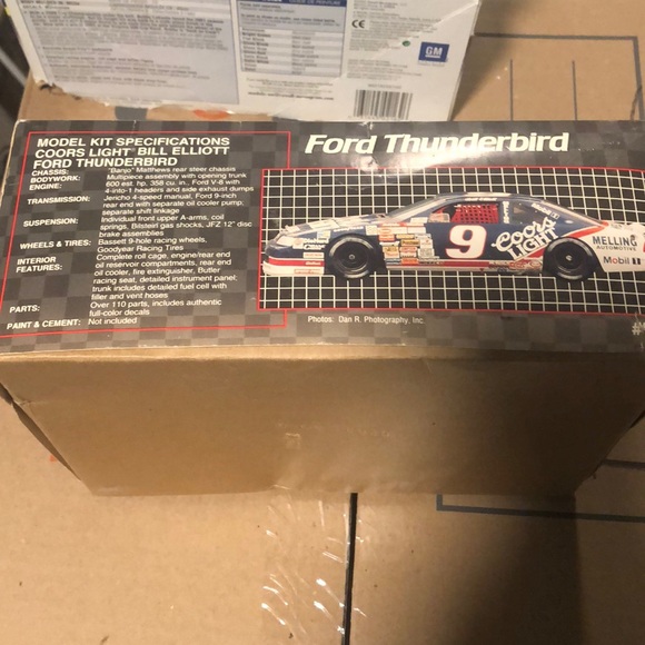 Bill Elliott Ford Thunderbird model kit - Picture 3 of 3